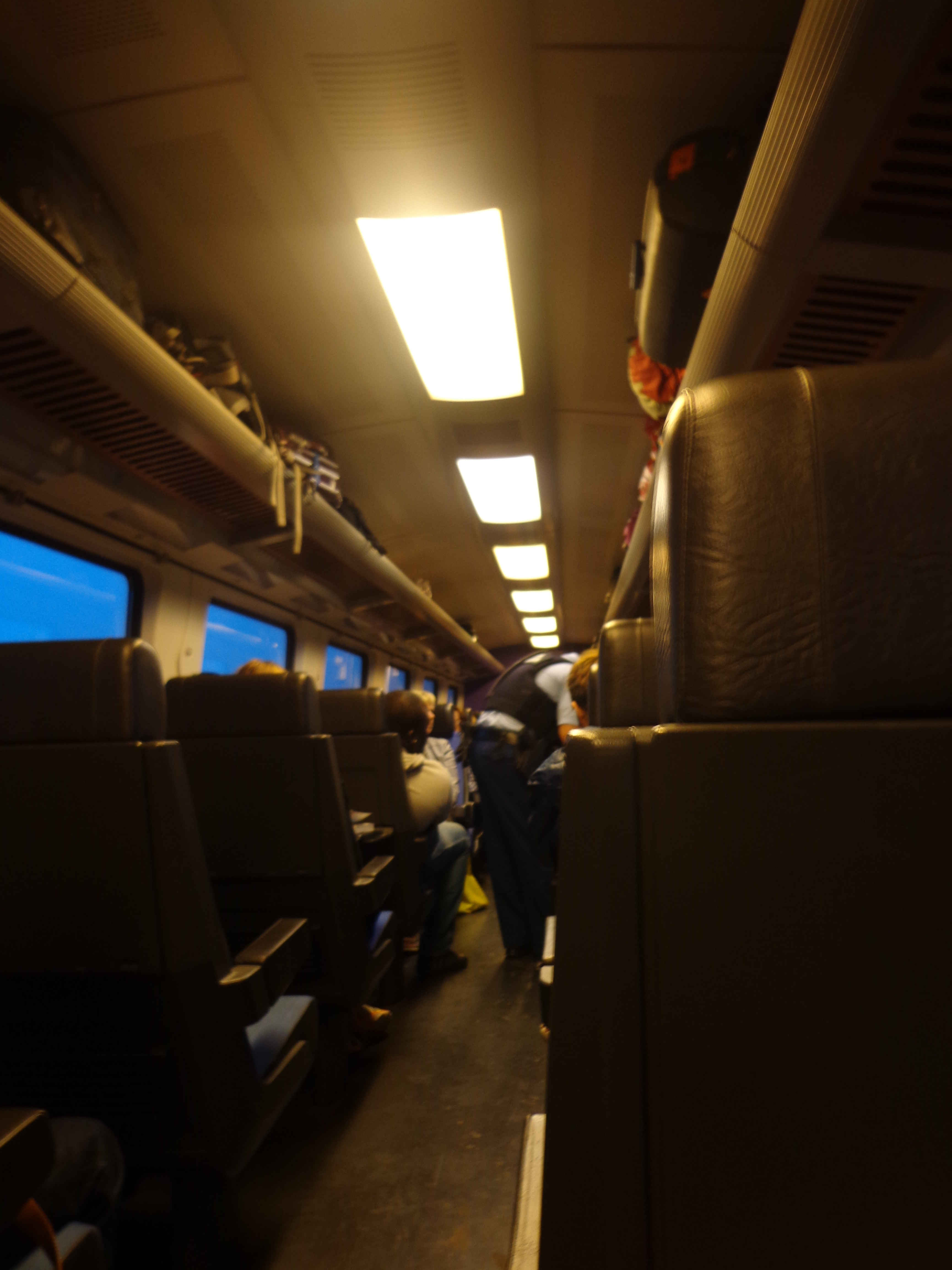 Pemeriksaan oleh petugas imigrasi di kereta Belanda